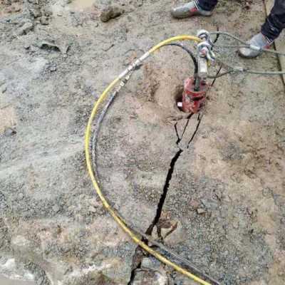 湖南常德石灰巖開采設備機載式破石機廠家地址 巖石劈裂機