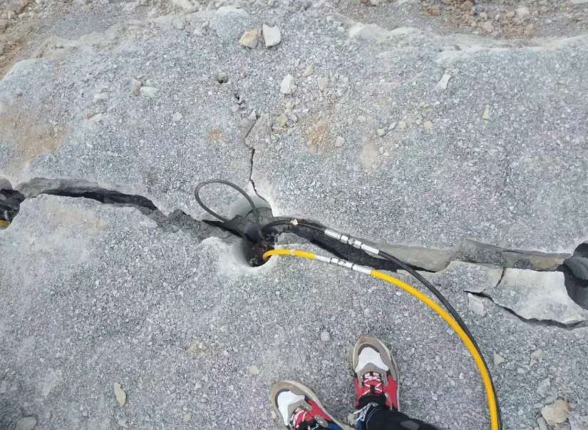 湖南常德石灰巖開采設備機載式破石機廠家地址