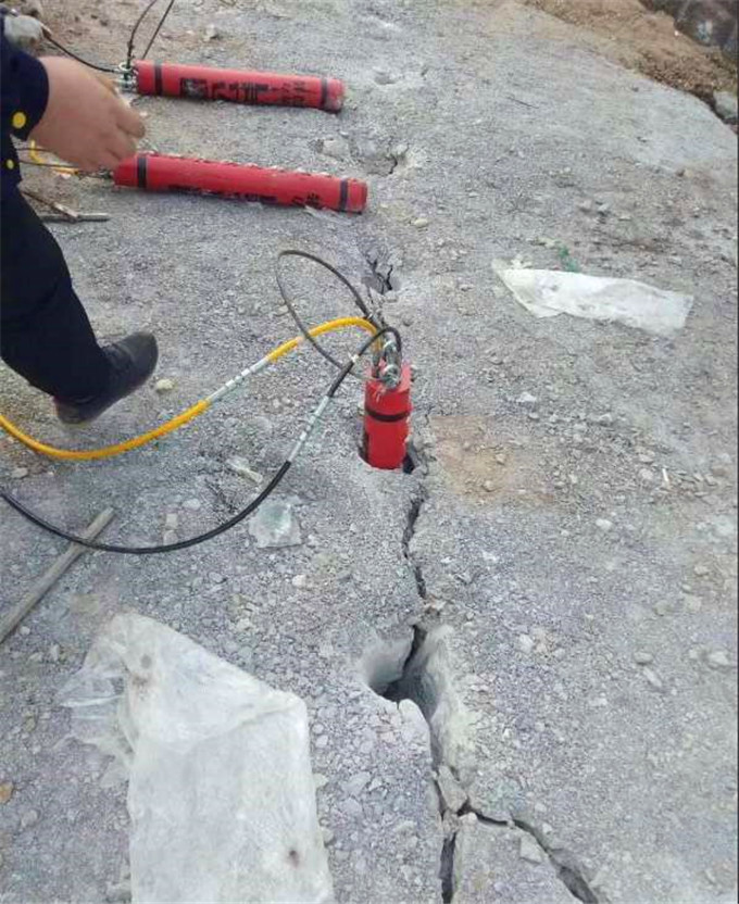湖南常德石灰巖開采設備機載式破石機廠家地址