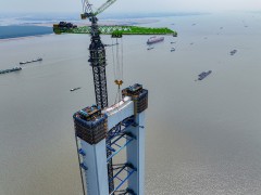張靖皋長江大橋南航道橋南主塔中橫梁成功合龍