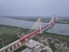 世界最大跨度三塔兩主跨斜拉橋合龍